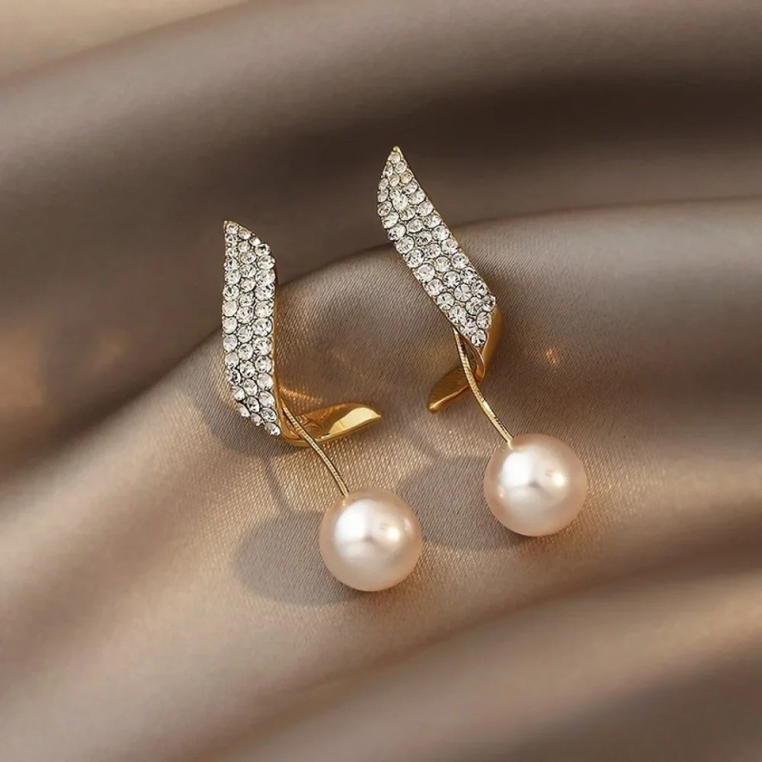 Chic Gold Drop Earrings with Pearls